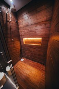 ein Holzbadezimmer mit Dusche und Toilette in der Unterkunft Praia Taíba in Taíba