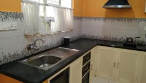 Nhà bếp/bếp nhỏ tại Charis Guest house near Guruvayur, Kunnamkulam +15 ảnh