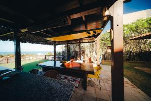 eine Terrasse mit einem Tisch und Meerblick in der Unterkunft Praia Taíba in Taíba