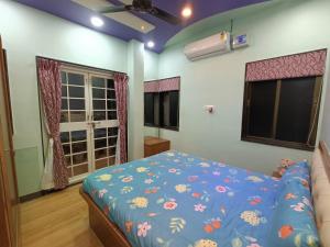 Ένα ή περισσότερα κρεβάτια σε δωμάτιο στο Swami Bhakt Nivas