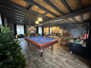 un grand salon avec un billard. dans l'établissement Le Manoir du Bonheur, à Chaumes-en-Brie