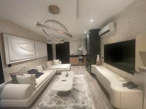 TV a/nebo společenská místnost v ubytování Kings Luxury 1 Bedroom at Casa Grande