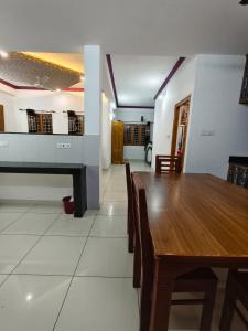 バルパライにあるDream View INNのダイニングルーム(木製テーブル、ピアノ付)