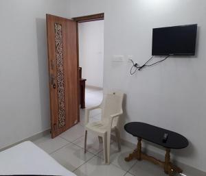 バルパライにあるDream View INNの壁に椅子とテレビが備わる客室です。 +7枚の写真