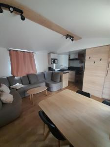 Η κουζίνα ή μικρή κουζίνα στο MOBIL HOME le COLIBRI