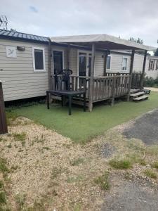 Το κτήριο όπου στεγάζεται  το κάμπινγκ