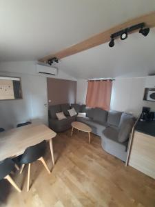 Χώρος καθιστικού στο MOBIL HOME le COLIBRI +3 φωτογραφίες