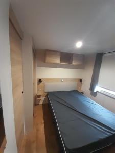 Ένα ή περισσότερα κρεβάτια σε δωμάτιο στο MOBIL HOME le COLIBRI