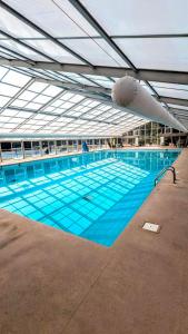 Πισίνα στο ή κοντά στο Creekside Cabin, Kid & Pet Friendly, Hottub, Zipline, Games, & Multiple Fireplaces