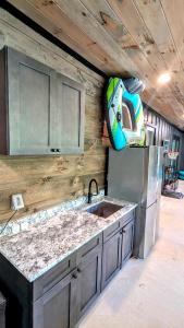 Φωτογραφία από το άλμπουμ του Creekside Cabin, Kid & Pet Friendly, Hottub, Zipline, Games, & Multiple Fireplaces σε Ellijay