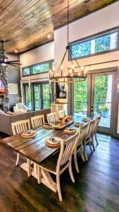 Φωτογραφία από το άλμπουμ του Creekside Cabin, Kid & Pet Friendly, Hottub, Zipline, Games, & Multiple Fireplaces σε Ellijay