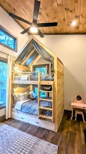 Ένα ή περισσότερα κρεβάτια σε δωμάτιο στο Creekside Cabin, Kid & Pet Friendly, Hottub, Zipline, Games, & Multiple Fireplaces +63 φωτογραφίες