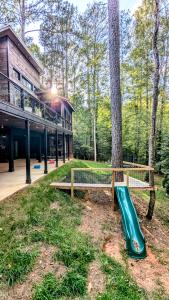 Ο χώρος παιχνιδιού για παιδιά στο Creekside Cabin, Kid & Pet Friendly, Hottub, Zipline, Games, & Multiple Fireplaces
