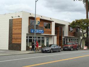 Το κτήριο όπου στεγάζεται  το διαμέρισμα