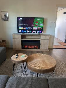 Μια τηλεόραση ή/και κέντρο ψυχαγωγίας στο 2 Bedroom Pleasure Point Getaway