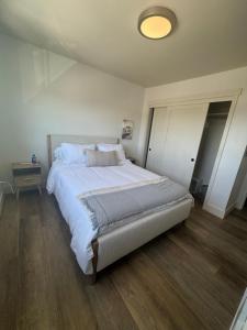 Ένα ή περισσότερα κρεβάτια σε δωμάτιο στο 2 Bedroom Pleasure Point Getaway