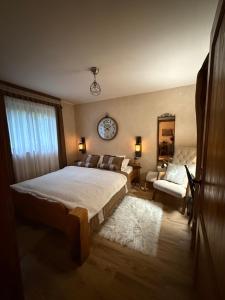 Malo SredišteにあるCasa Rustic 2の大きなベッドと椅子のある寝室 +50枚の写真