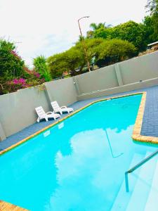 Bazén v ubytování QHAWEKAZI GUEST HOUSe nebo v jeho okolí