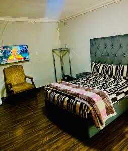 Postel nebo postele na pokoji v ubytování QHAWEKAZI GUEST HOUSe