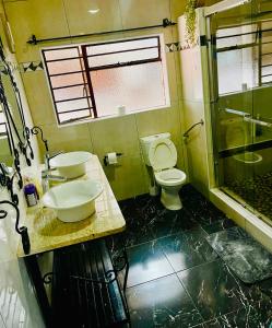 Koupelna v ubytování QHAWEKAZI GUEST HOUSe