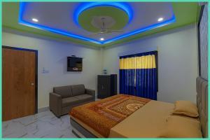Un pat sau paturi într-o cameră la NEAR SEA BEACH - Hotel Budget RP Near Sea Beach -Free Wifi And Rooms Services Facilities - Fully Air Conditioning Budget Rooms - Pleasant Location - Best Budget Hotel In Puri