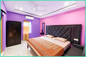Un pat sau paturi într-o cameră la NEAR SEA BEACH - Hotel Budget RP Near Sea Beach -Free Wifi And Rooms Services Facilities - Fully Air Conditioning Budget Rooms - Pleasant Location - Best Budget Hotel In Puri +9 fotografii
