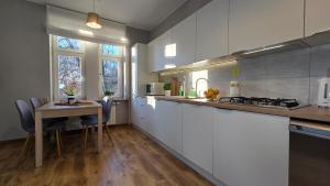 Køkken eller tekøkken på Piątka - Apartamenty Parkowe