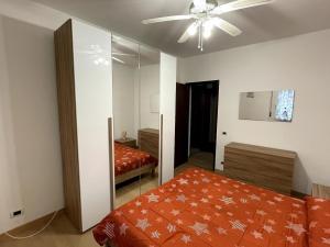 une chambre avec un lit et un miroir dans l'établissement AT HOME Mogliano come a casa ma in vacanza, à Mogliano Veneto