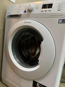 une machine à laver est installée dans une pièce dans l'établissement AT HOME Mogliano come a casa ma in vacanza, à Mogliano Veneto