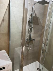 une douche avec une porte vitrée dans une salle de bain dans l'établissement AT HOME Mogliano come a casa ma in vacanza, à Mogliano Veneto 37 autres photos