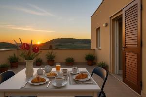een tafel met borden eten op een balkon bij Silvium 23 - Affitti Brevi Italia in Gravina in Puglia