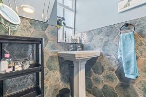 Ένα μπάνιο στο #54 The Balti Cottage Apartment +45 φωτογραφίες