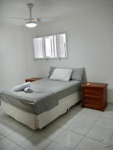 En eller flere senge i et værelse på Férias a 5 min da praia | Piscina | Churrasqueira + 41 billeder