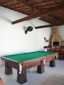 Billardbord på Férias a 5 min da praia | Piscina | Churrasqueira