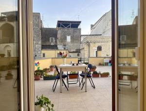 een balkon met een tafel en stoelen bij Silvium 23 - Affitti Brevi Italia in Gravina in Puglia
