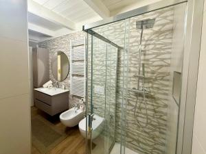 een badkamer met een douche, een toilet en een wastafel bij Silvium 23 - Affitti Brevi Italia in Gravina in Puglia +17 foto's