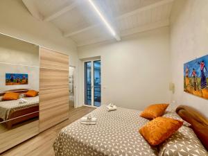 een slaapkamer met een bed en een groot raam bij Silvium 23 - Affitti Brevi Italia in Gravina in Puglia