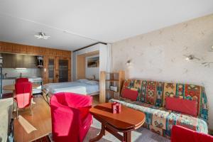 salon z kanapą i łóżkiem w obiekcie Les Bouleaux D1 - 2-4 pers - centre station w mieście Nendaz