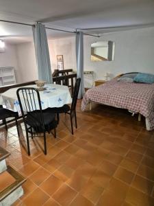 Ένα ή περισσότερα κρεβάτια σε δωμάτιο στο APT 65 M2 DANS VILLA AVEC PISCINE BANYULS SUR MER +27 φωτογραφίες