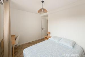 Ένα ή περισσότερα κρεβάτια σε δωμάτιο στο Cosy room in spacious T7 in Paris 20