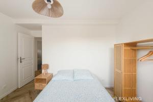 Ένα ή περισσότερα κρεβάτια σε δωμάτιο στο Cosy room in spacious T7 in Paris 20