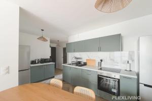 Η κουζίνα ή μικρή κουζίνα στο Cosy room in spacious T7 in Paris 20 +10 φωτογραφίες