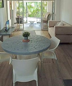 une table et des chaises bleues dans un salon dans l'établissement Casa Valentina, à Río San Juan