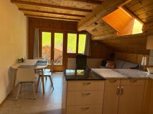eine Küche mit Tisch und Esszimmer in der Unterkunft Cozy Alpine Apartment Davos Wiesen in Davos