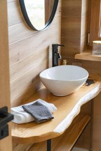 La salle de bains est pourvue d'un lavabo en bois. dans l'établissement Babcia Góralka house, à Bukowina Tatrzańska 85 autres photos
