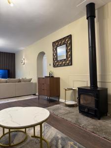 Televiisor ja/või meelelahutuskeskus majutusasutuses A 2 Bed Luxury Cottage in the heart of 100 Acres +9 fotot