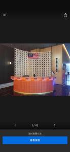 uno schermo televisivo con un edificio con una bandiera americana di Majestic Residence Kuala Lumpur a Kuala Lumpur