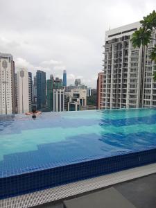 una grande piscina sul tetto di un edificio di Majestic Residence Kuala Lumpur a Kuala Lumpur