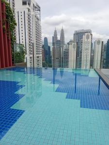 una piscina sul tetto di un edificio di Majestic Residence Kuala Lumpur a Kuala Lumpur Altre 20 foto