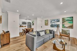 Χώρος καθιστικού στο Beautiful 2 BR Apartment - Bright and Spacious